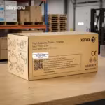 Foto de caja toner Xerox 106R03621 con dimensiones 45x17x36 cm sobre escritorio