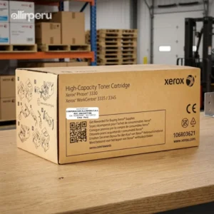 Foto de caja toner Xerox 106R03621 con dimensiones 45x17x36 cm sobre escritorio